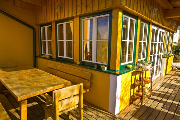 Gelbes Haus mit grünen Fenstern