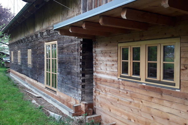 Holzhaus mit Holzfenstern