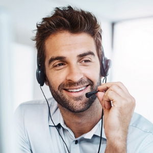 Mann im Callcenter mit Headset