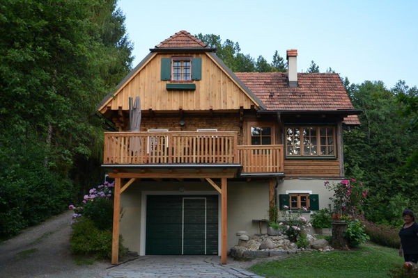 Haus mit Satteldach und Holzverkleidung